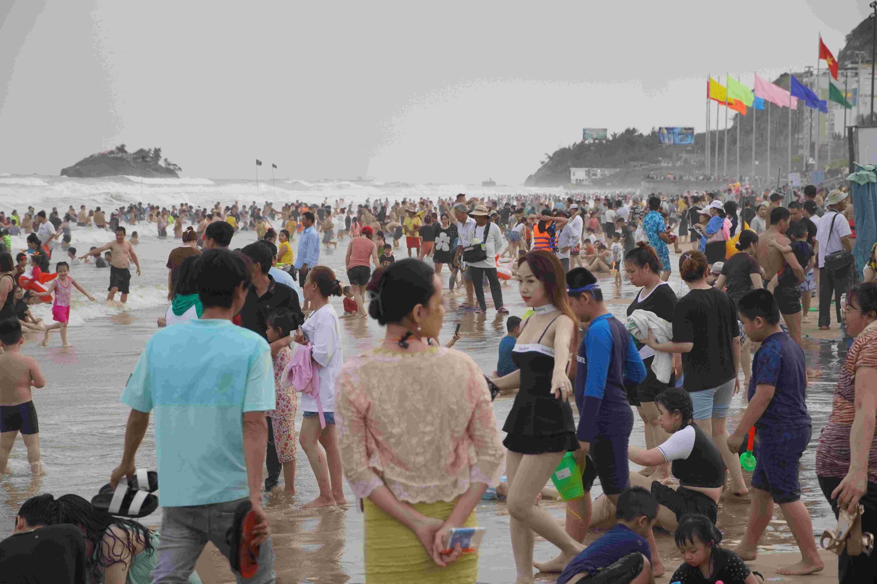 Hàng chục nghìn du khách đến Vũng Tàu vui chơi trong Tuần lễ Du lịch 2023